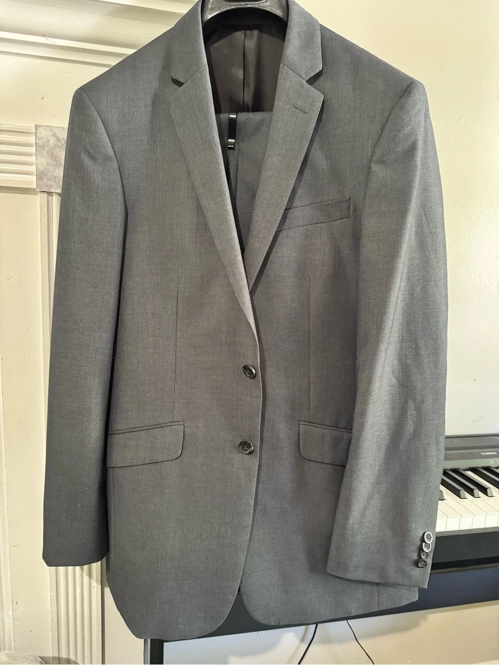 Kenneth Cole Reaction Men's Gray Two-Piece Suit:Blazer 40L & Pants 34W/34L